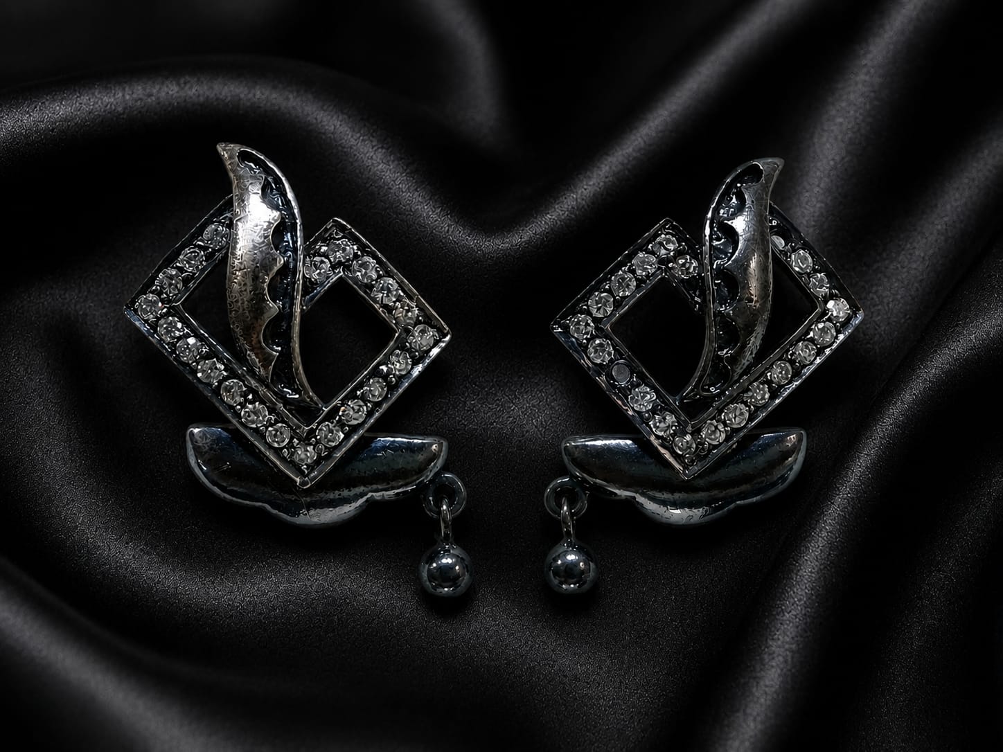 Vintage Geometric Crystal Drop Earrings – Black Rhodium Finish