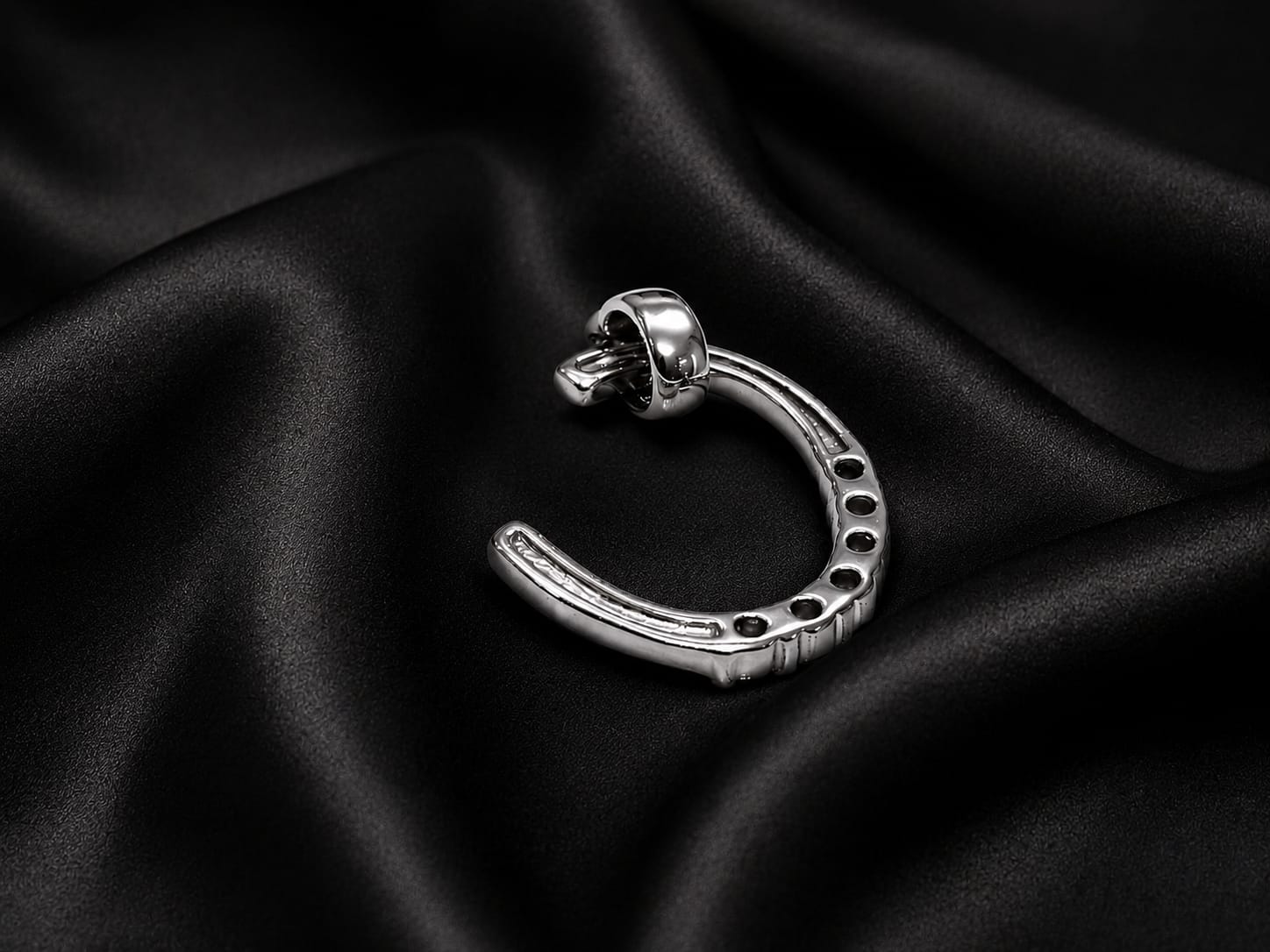 Elegant Silver-Tone Horseshoe Pendant Charm – Lucky Crystal Necklace Accessory