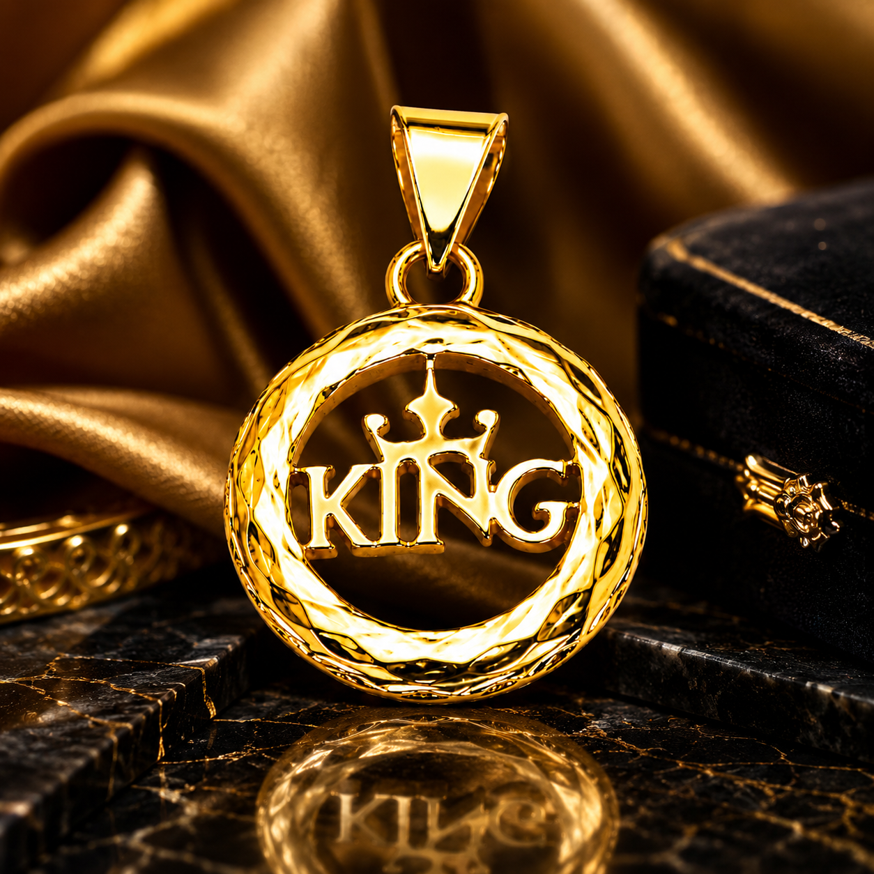 18K Gold KING Crown Round Pendant
