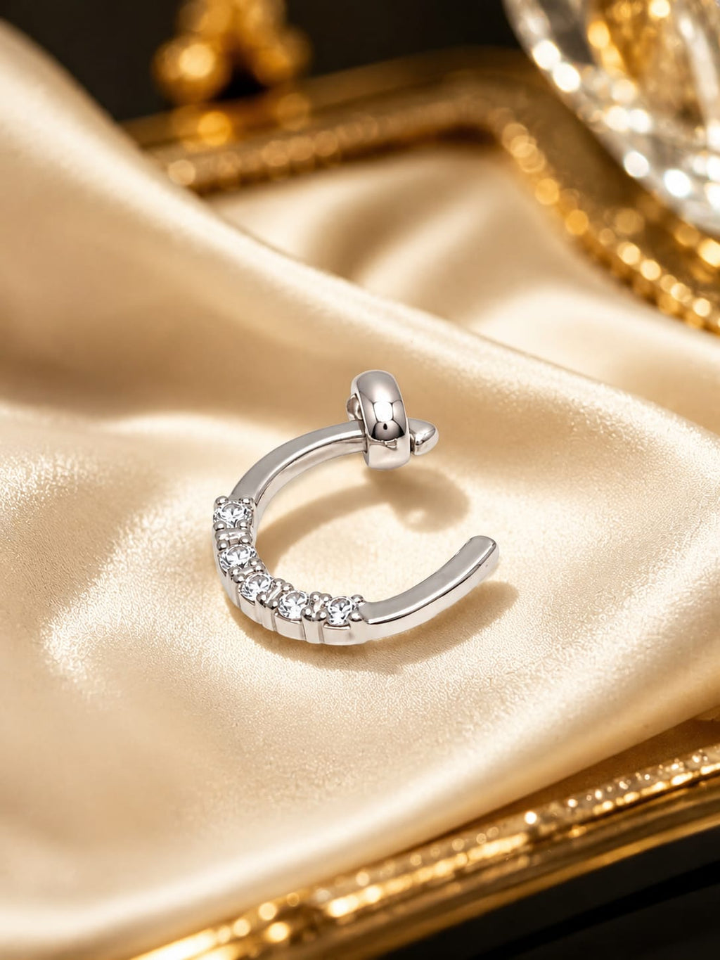 Elegant Silver-Tone Horseshoe Pendant Charm – Lucky Crystal Necklace Accessory