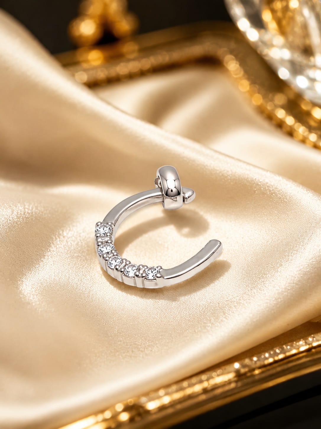 Elegant Silver-Tone Horseshoe Pendant Charm – Lucky Crystal Necklace Accessory